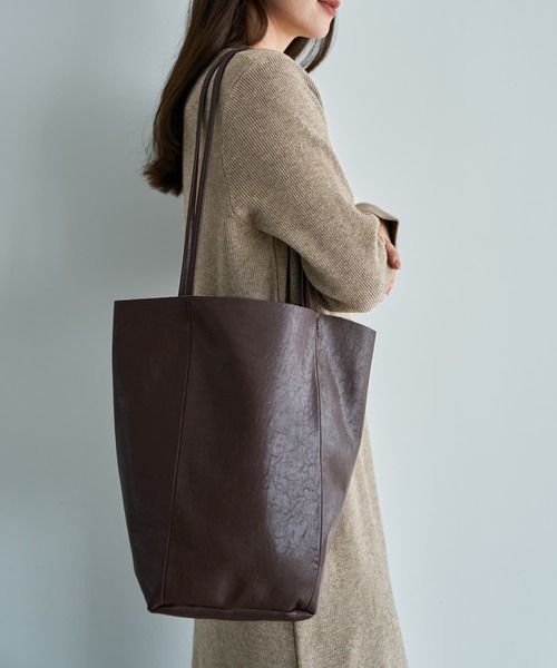 STYLE DELI（スタイルデリ）の「本革切りっぱなしバケツトートバッグ（トートバッグ・レディース・ブラック/ブラウン・FREE）」の5枚目の写真