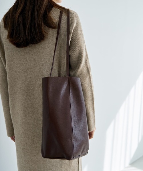 STYLE DELI（スタイルデリ）の「本革切りっぱなしバケツトートバッグ（トートバッグ・レディース・ブラック/ブラウン・FREE）」の4枚目の写真