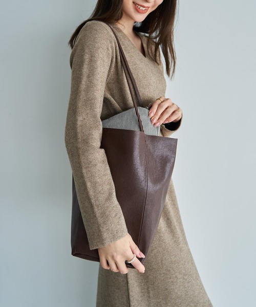 STYLE DELI（スタイルデリ）の「本革切りっぱなしバケツトートバッグ（トートバッグ・レディース・ブラック/ブラウン・FREE）」の12枚目の写真