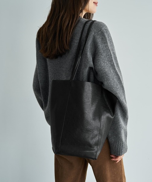 STYLE DELI（スタイルデリ）の「本革切りっぱなしバケツトートバッグ（トートバッグ・レディース・ブラック/ブラウン・FREE）」の6枚目の写真