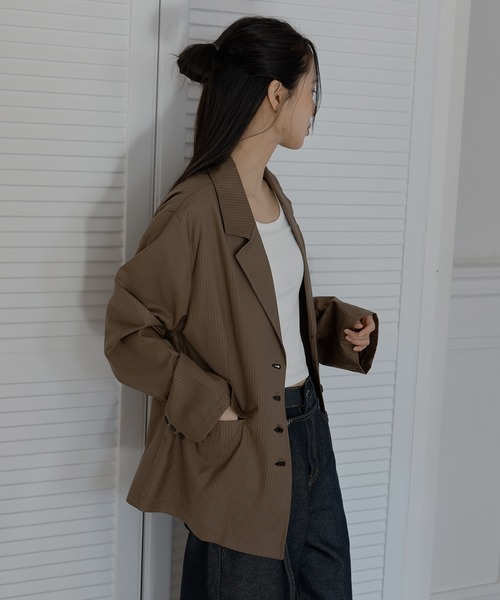 UNE MANSION（ユヌマンション）の「【2026SS新作アイテム】【UNE ORIGINAL】 テーラーカラーフォーボタンストライプオーバーサイズジャケット（テーラードジャケット・レディース・チャコール/ブラウン/ブラック・FREE）」の16枚目の写真