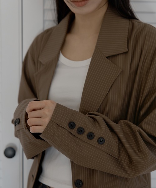 UNE MANSION（ユヌマンション）の「【2026SS新作アイテム】【UNE ORIGINAL】 テーラーカラーフォーボタンストライプオーバーサイズジャケット（テーラードジャケット・レディース・チャコール/ブラウン/ブラック・FREE）」の22枚目の写真