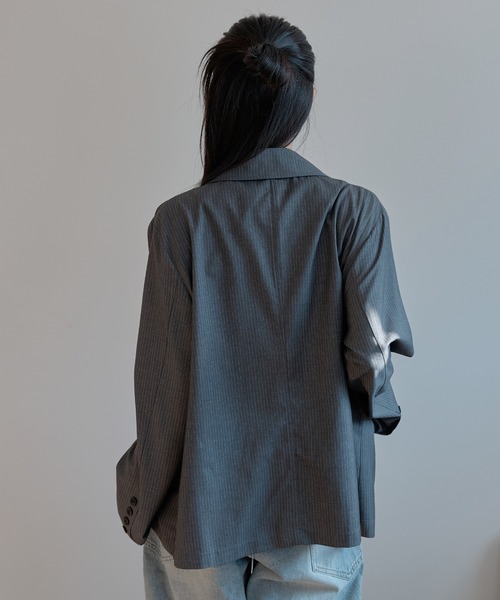 UNE MANSION（ユヌマンション）の「【2026SS新作アイテム】【UNE ORIGINAL】 テーラーカラーフォーボタンストライプオーバーサイズジャケット（テーラードジャケット・レディース・チャコール/ブラウン/ブラック・FREE）」の9枚目の写真