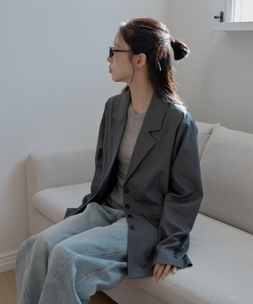 UNE MANSION（ユヌマンション）の「【2026SS新作アイテム】【UNE ORIGINAL】 テーラーカラーフォーボタンストライプオーバーサイズジャケット（テーラードジャケット・レディース・チャコール/ブラウン/ブラック・FREE）」の11枚目の写真