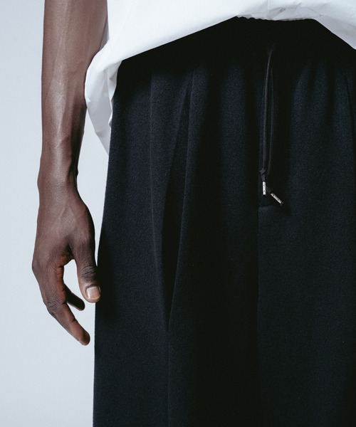 yoshiokubo（ヨシオクボ）の「yoshiokubo ヨシオクボ / DEEP CUT WIDE PT ディープカットシームレスワイドパンツ / YKS26404（その他パンツ・メンズ・ブラック・3/2）」の6枚目の写真