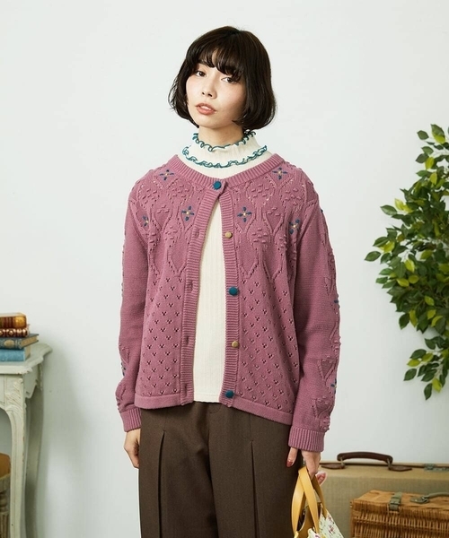 Jocomomola(ホコモモラ)の「フラワー刺繍ケーブルニットカーディガン(カーディガン/ボレロ・レディース・グリーン/ライトピンク・40)」の1枚目の写真