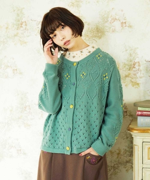 Jocomomola(ホコモモラ)の「フラワー刺繍ケーブルニットカーディガン(カーディガン/ボレロ・レディース・グリーン/ライトピンク・40)」の2枚目の写真