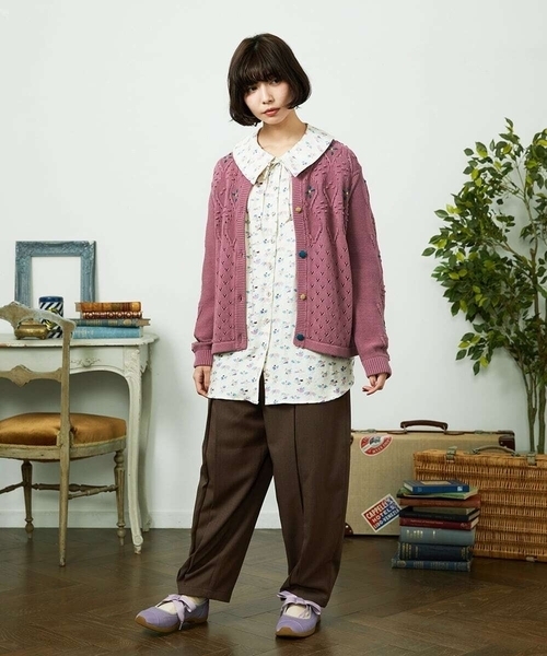 Jocomomola(ホコモモラ)の「フラワー刺繍ケーブルニットカーディガン(カーディガン/ボレロ・レディース・グリーン/ライトピンク・40)」の3枚目の写真
