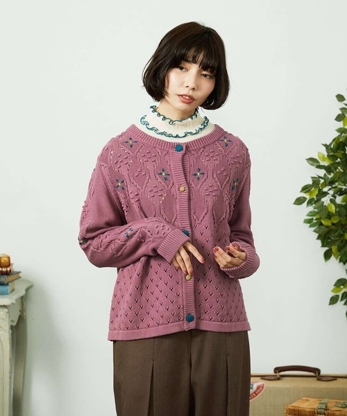 Jocomomola(ホコモモラ)の「フラワー刺繍ケーブルニットカーディガン(カーディガン/ボレロ・レディース・グリーン/ライトピンク・40)」の5枚目の写真