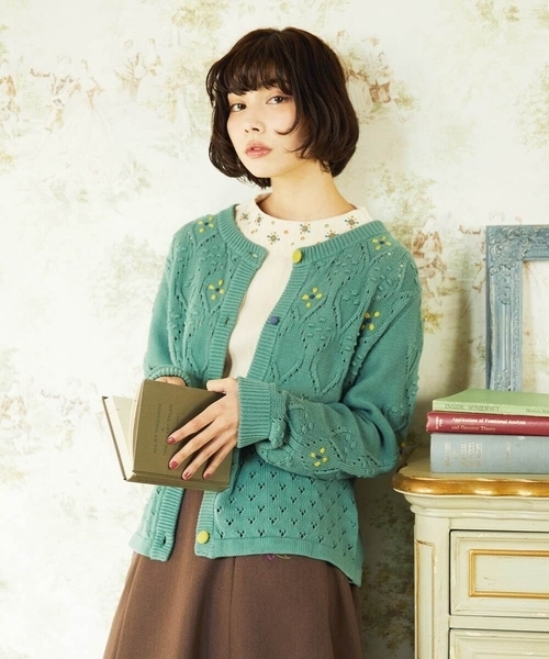 Jocomomola(ホコモモラ)の「フラワー刺繍ケーブルニットカーディガン(カーディガン/ボレロ・レディース・グリーン/ライトピンク・40)」の13枚目の写真