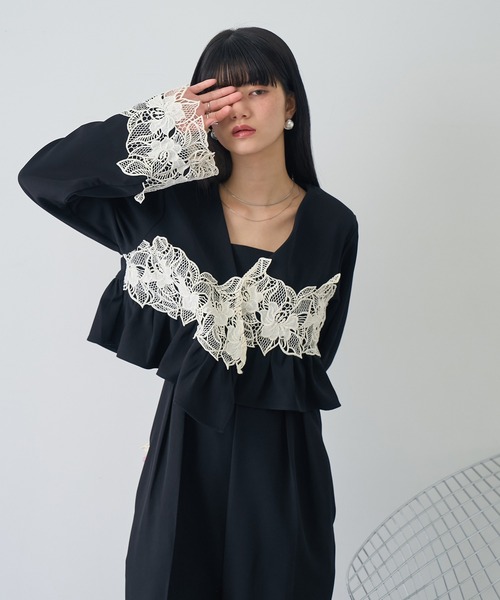 NOGLE(ノグル)の「【NOGLE/ノグル】レースフラワージャケットセットパンツドレス(パンツドレス・レディース・グレイッシュベージュ/ブラック/グレー・S/M)」の2枚目の写真