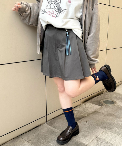 DOUBLE NAME（ダブルネーム）の「チャーム付きサイドプリーツミニスカート（スカート・レディース・ベージュ/ブラック系その他・FREE）」の8枚目の写真