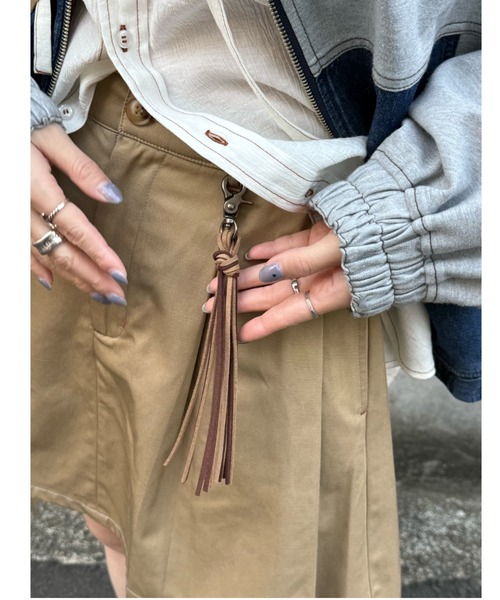 DOUBLE NAME（ダブルネーム）の「チャーム付きサイドプリーツミニスカート（スカート・レディース・ベージュ/ブラック系その他・FREE）」の3枚目の写真