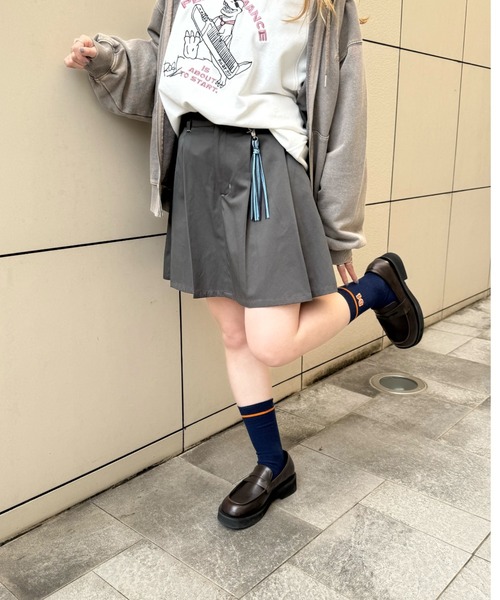 DOUBLE NAME（ダブルネーム）の「チャーム付きサイドプリーツミニスカート（スカート・レディース・ベージュ/ブラック系その他・FREE）」の6枚目の写真