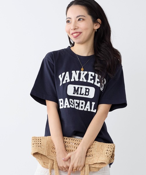 SPORTY&RICH（スポーティアンドリッチ）の「【SPORTY & RICH】Yankees Ivy ロゴプリントTシャツ（Tシャツ/カットソー・レディース・ダークネイビー・S）」の2枚目の写真