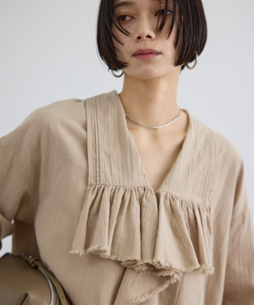 SALON adam et rope'(サロン アダム エ ロペ)の「アンティークライクフリルブラウス / イージーケア(シャツ/ブラウス・レディース・オフホワイト/チャコールグレー/ベージュ系その他・FREE)」の3枚目の写真