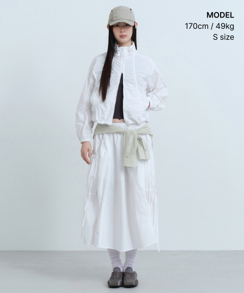 MUSINSA STANDARD WOMAN（ムシンサスタンダードウーマン）の「ウィメンズナイロンルチッドロングスカート[ホワイト]（スカート・レディース・その他・X-SMALL/LARGE/MEDIUM/SMALL）」の4枚目の写真