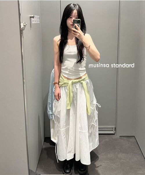 MUSINSA STANDARD WOMAN（ムシンサスタンダードウーマン）の「ウィメンズナイロンルチッドロングスカート[ホワイト]（スカート・レディース・その他・X-SMALL/LARGE/MEDIUM/SMALL）」の13枚目の写真