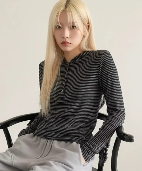 .KOM(ドットコム)の「A'GEM/9 × .kom 『.KOM/ドットケーオーエム』ストライプ ヘンリー フードロングスリーブ(Tシャツ/カットソー・レディース・チャコールグレー/アイボリー・FREE)」の1枚目の写真