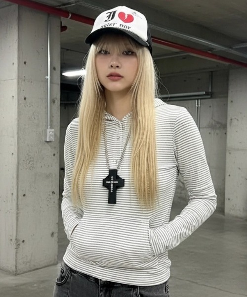 .KOM(ドットコム)の「A'GEM/9 × .kom 『.KOM/ドットケーオーエム』ストライプ ヘンリー フードロングスリーブ(Tシャツ/カットソー・レディース・チャコールグレー/アイボリー・FREE)」の2枚目の写真