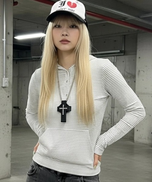 .KOM(ドットコム)の「A'GEM/9 × .kom 『.KOM/ドットケーオーエム』ストライプ ヘンリー フードロングスリーブ(Tシャツ/カットソー・レディース・チャコールグレー/アイボリー・FREE)」の4枚目の写真