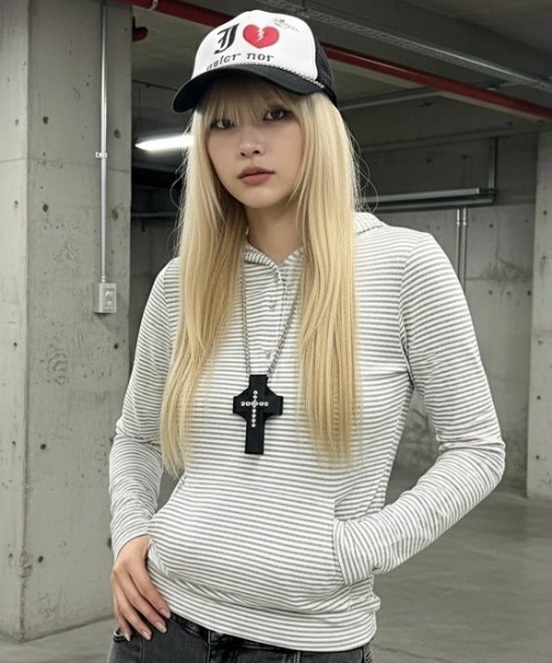 .KOM(ドットコム)の「A'GEM/9 × .kom 『.KOM/ドットケーオーエム』ストライプ ヘンリー フードロングスリーブ(Tシャツ/カットソー・レディース・チャコールグレー/アイボリー・FREE)」の5枚目の写真