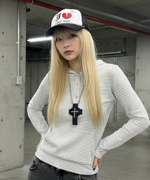 .KOM(ドットコム)の「A'GEM/9 × .kom 『.KOM/ドットケーオーエム』ストライプ ヘンリー フードロングスリーブ(Tシャツ/カットソー・レディース・チャコールグレー/アイボリー・FREE)」の6枚目の写真