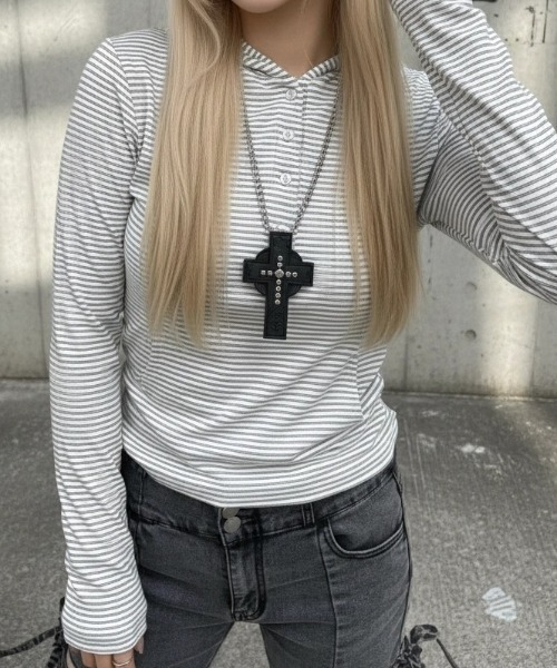 .KOM(ドットコム)の「A'GEM/9 × .kom 『.KOM/ドットケーオーエム』ストライプ ヘンリー フードロングスリーブ(Tシャツ/カットソー・レディース・チャコールグレー/アイボリー・FREE)」の7枚目の写真