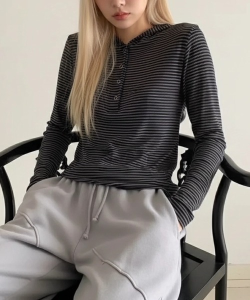 .KOM(ドットコム)の「A'GEM/9 × .kom 『.KOM/ドットケーオーエム』ストライプ ヘンリー フードロングスリーブ(Tシャツ/カットソー・レディース・チャコールグレー/アイボリー・FREE)」の12枚目の写真