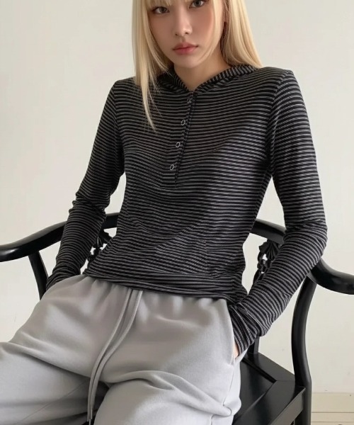 .KOM(ドットコム)の「A'GEM/9 × .kom 『.KOM/ドットケーオーエム』ストライプ ヘンリー フードロングスリーブ(Tシャツ/カットソー・レディース・チャコールグレー/アイボリー・FREE)」の13枚目の写真