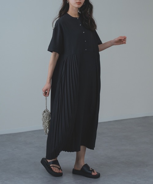 refinedworks(リファインドワークス)の「【refinedworks】セレモニー にも◎半袖 上品 プリーツ ワンピース(ワンピース・レディース・ブラック/ネイビー/ベージュ・FREE)」の4枚目の写真
