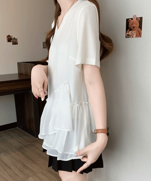 LUCPY(ラクピー)の「シアー切替フリルVネックトップス(その他トップス・レディース・ブラック/ホワイト・XX-LARGE/X-LARGE/LARGE/MEDIUM)」の3枚目の写真