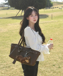 RAIMENT（レイメント）の「Stud Strap Boat Bag_Brown（ショルダーバッグ）」