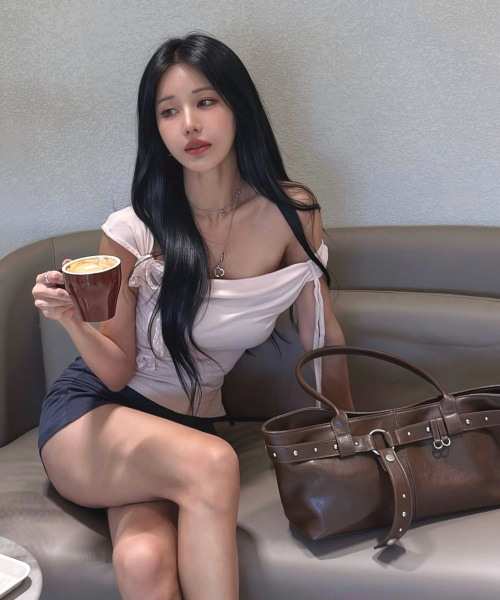RAIMENT(レイメント)の「Stud Strap Boat Bag_Brown(ショルダーバッグ・レディース・その他・FREE)」の1枚目の写真