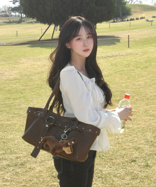 RAIMENT(レイメント)の「Stud Strap Boat Bag_Brown(ショルダーバッグ・レディース・その他・FREE)」の6枚目の写真