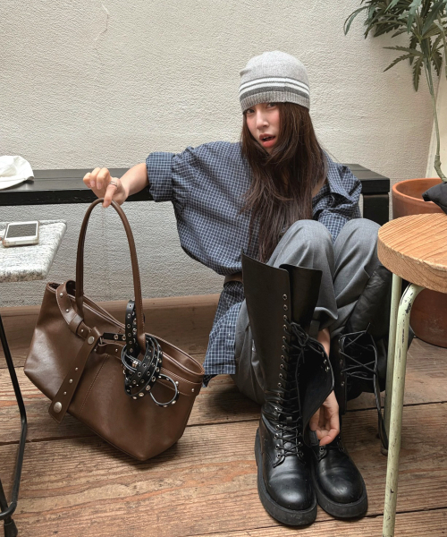 RAIMENT(レイメント)の「Stud Strap Boat Bag_Brown(ショルダーバッグ・レディース・その他・FREE)」の9枚目の写真