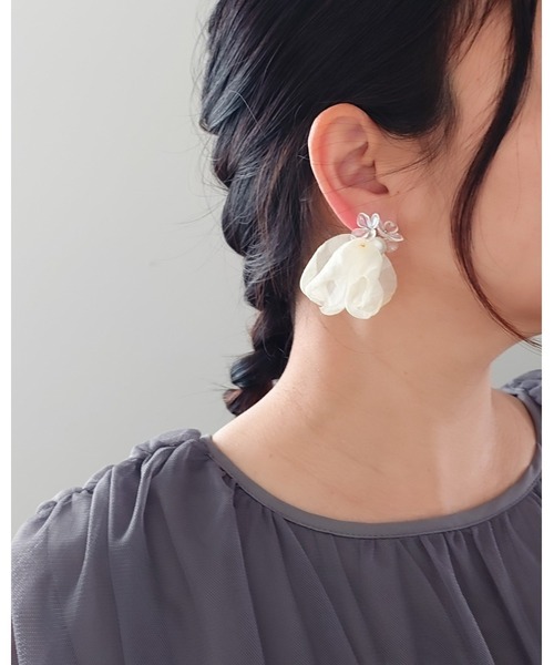 tone(トーン)の「【推しに愛されるアクセサリー】ふんわりリボンとクリアなお花のイヤリング(サージカルステンレス)(MA)(イヤリング・レディース・ホワイト/グレー・FREE)」の14枚目の写真