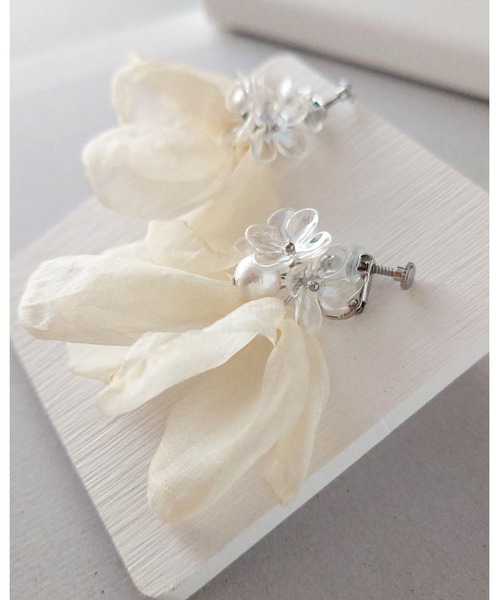 tone(トーン)の「【推しに愛されるアクセサリー】ふんわりリボンとクリアなお花のイヤリング(サージカルステンレス)(MA)(イヤリング・レディース・ホワイト/グレー・FREE)」の20枚目の写真