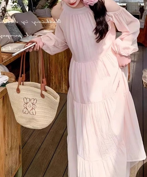 AMAJI(アマジ)の「オフショルダー ワンピース(ワンピース・レディース・ライトピンク/ライトブルー・SMALL/MEDIUM/LARGE/X-LARGE)」の2枚目の写真