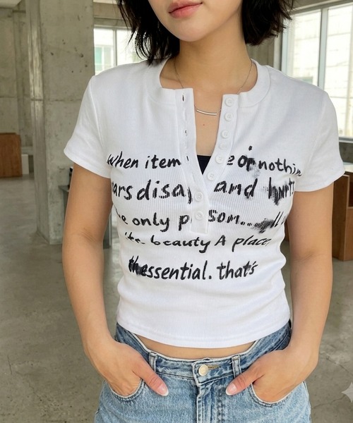 ROGER AND RAW(ロジャーアンドロウ)の「レタリングロゴ ヘンリーネック ショートTシャツ(Tシャツ/カットソー・レディース・ホワイト/グレイッシュベージュ/ブラック/レッド・FREE)」の2枚目の写真