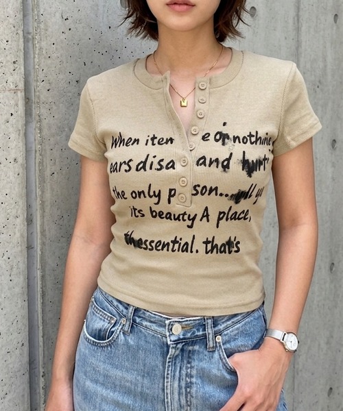 ROGER AND RAW(ロジャーアンドロウ)の「レタリングロゴ ヘンリーネック ショートTシャツ(Tシャツ/カットソー・レディース・ホワイト/グレイッシュベージュ/ブラック/レッド・FREE)」の3枚目の写真