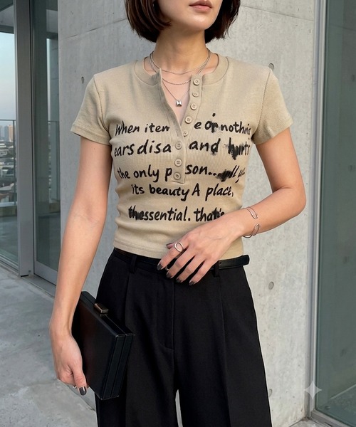 ROGER AND RAW(ロジャーアンドロウ)の「レタリングロゴ ヘンリーネック ショートTシャツ(Tシャツ/カットソー・レディース・ホワイト/グレイッシュベージュ/ブラック/レッド・FREE)」の12枚目の写真
