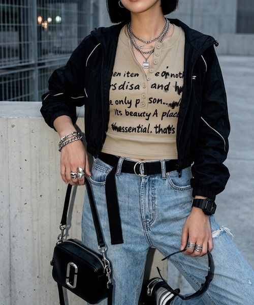 ROGER AND RAW(ロジャーアンドロウ)の「レタリングロゴ ヘンリーネック ショートTシャツ(Tシャツ/カットソー・レディース・ホワイト/グレイッシュベージュ/ブラック/レッド・FREE)」の13枚目の写真