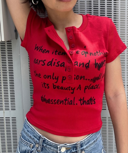 ROGER AND RAW(ロジャーアンドロウ)の「レタリングロゴ ヘンリーネック ショートTシャツ(Tシャツ/カットソー・レディース・ホワイト/グレイッシュベージュ/ブラック/レッド・FREE)」の19枚目の写真