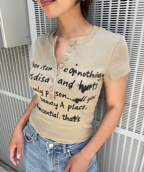 ROGER AND RAW(ロジャーアンドロウ)の「レタリングロゴ ヘンリーネック ショートTシャツ(Tシャツ/カットソー・レディース・ホワイト/グレイッシュベージュ/ブラック/レッド・FREE)」の15枚目の写真
