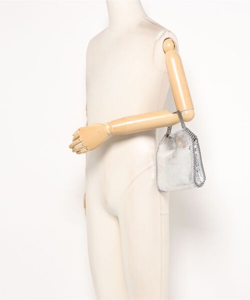 STELLA McCARTNEY(ステラマッカートニー)の「Falabella Tiny Tote Bag / ファラベラ タイニー トートバッグ(ショルダーバッグ・レディース・シルバー・ONE SIZE)」の6枚目の写真