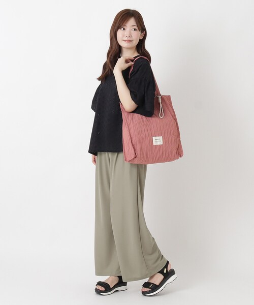one'sterrace(ワンズテラス)の「【A4可】JOUET ジョエット チャーム付プリーツA4トート(トートバッグ・レディース・ピンク系9/アイボリー系8/ブラック系8・99)」の6枚目の写真