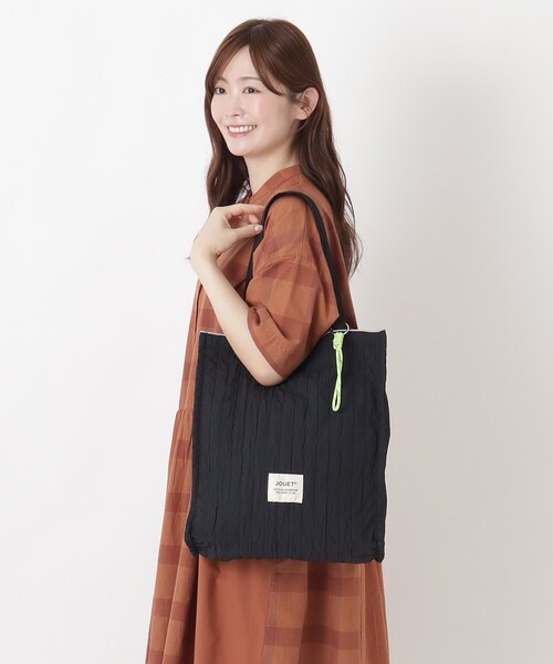 one'sterrace(ワンズテラス)の「【A4可】JOUET ジョエット チャーム付プリーツA4トート(トートバッグ・レディース・ピンク系9/アイボリー系8/ブラック系8・99)」の5枚目の写真