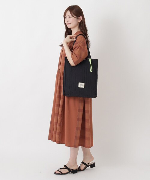 one'sterrace(ワンズテラス)の「【A4可】JOUET ジョエット チャーム付プリーツA4トート(トートバッグ・レディース・ピンク系9/アイボリー系8/ブラック系8・99)」の4枚目の写真