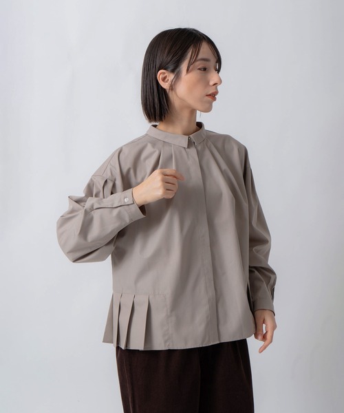 Kelen(ケレン)の「「KELEN / ケレン」サイドプリーツデザインブラウス(シャツ/ブラウス・レディース・グリーン/オフホワイト/ブラック/グレイッシュベージュ・S/M)」の4枚目の写真